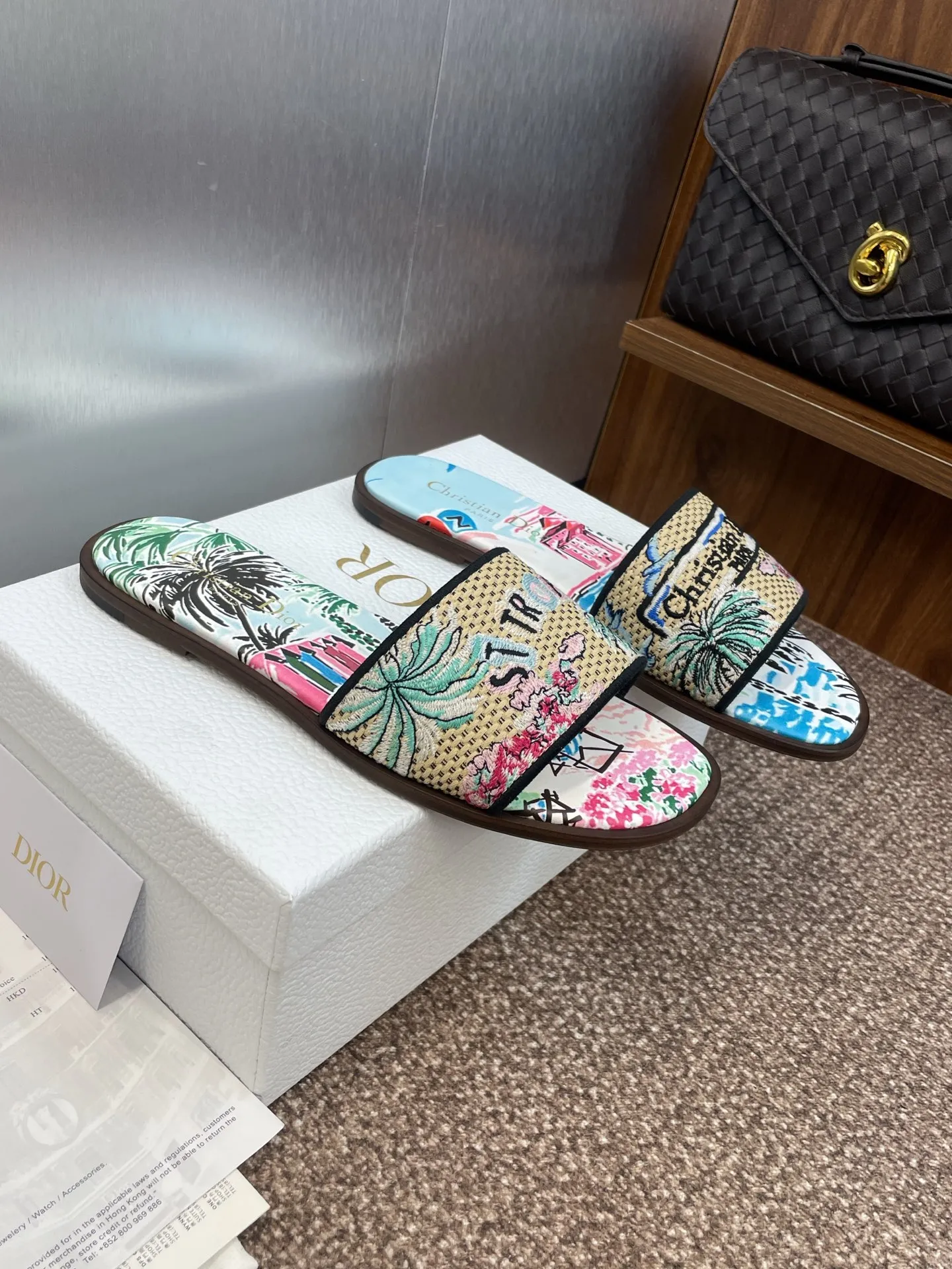 👟👟Ex-factory price 500👟👟 Dior 2025 spring and summer new style DWAY flat flip flops jelly color women's shoes CD letter logo three-dimensional embroidery round toe open toe color block sandals Material: upper imported raffia electric embroidery high temperature water-soluble cotton technical fabric + water-dyed sheepskin lining + Italian thickened leather outsole size: 34-42 (34.40.41.42. Customized, non-refundable and non-exchangeable)